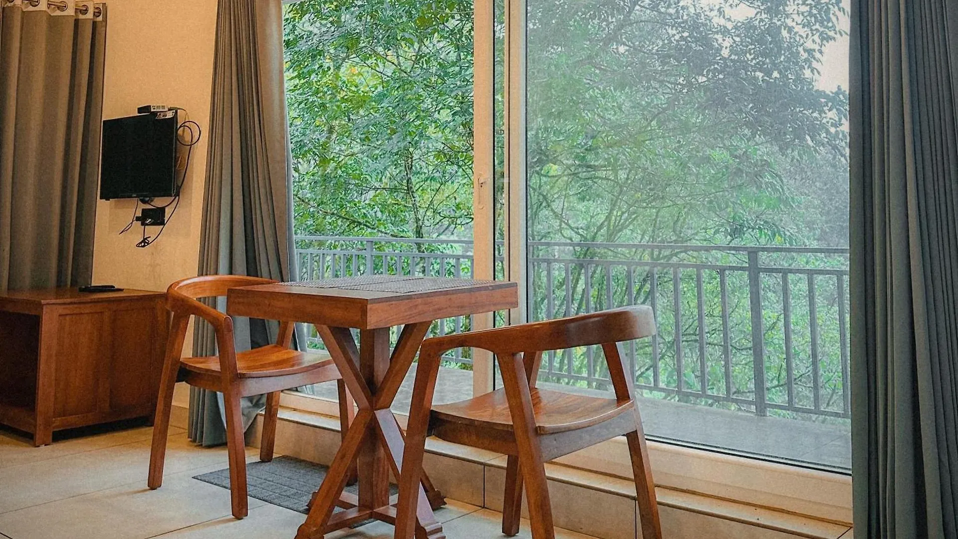 Forestscape Resort מונאר